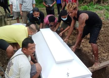 Akhirnya, Jasad yang Ditemukan di Bagasi Mobil Innova ‘Dimakamkan’ dengan Layak