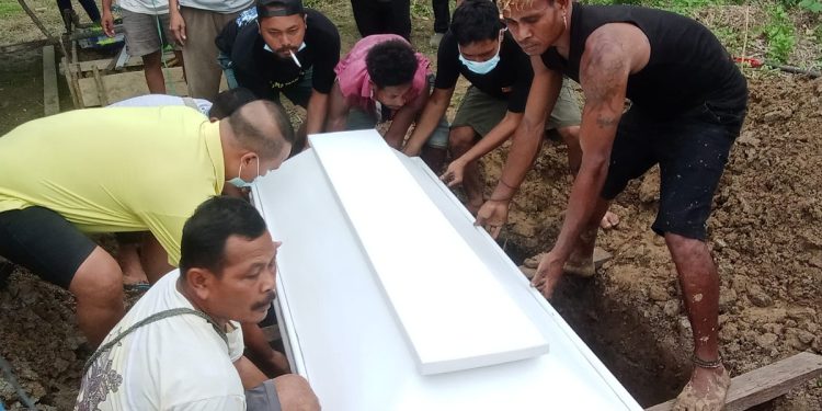 Akhirnya, Jasad yang Ditemukan di Bagasi Mobil Innova ‘Dimakamkan’ dengan Layak