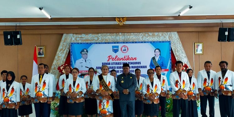 Hermus Indou Lantik Bunda Literasi Manokwari