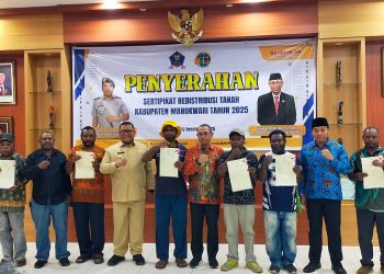 BPN Manokwari Serahkan 250 Sertifikat Redistribusi Tanah