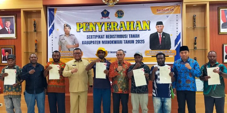 BPN Manokwari Serahkan 250 Sertifikat Redistribusi Tanah