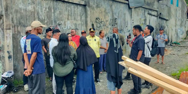 Tinjau Lokasi Kebakaran di Jalan Esau Sesa, Bupati Minta Dokumen yang Terbakar Segera Diurus  