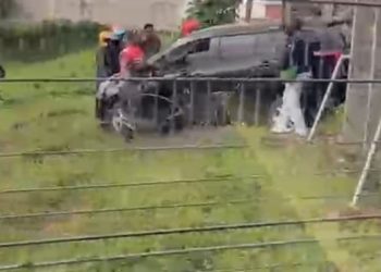 Mobil Mini Bus Tabrak Masuk Pagar Bandara Rendani