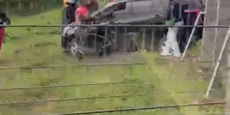 Mobil Mini Bus Tabrak Masuk Pagar Bandara Rendani