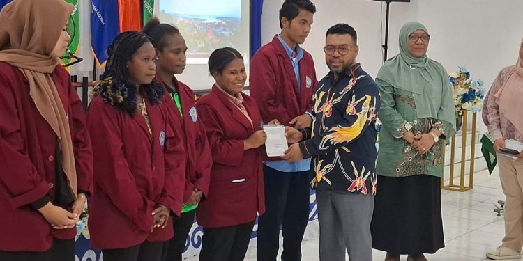 70 Mahasiswa Universitas Muhammadiyah Papua Barat Terima Beasiswa Program KIP Kuliah