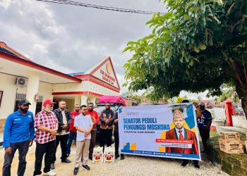 Ketua Komite III DPD-RI Filep Wamafma Salurkan Bantuan Peduli Pengungsi Moskona