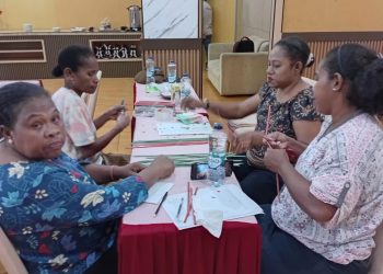 Yayasan Aderi Perempuan Papua Gelar Pelatihan Pembuatan Keranjang dari Sedotan