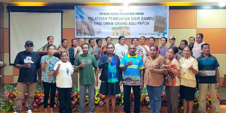 Puluhan Pelaku UMKM OAP Dilatih Membuat Sisir Bambu