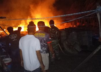 Respons Cepat Polsek Karas bersama Koramil dan Warga Padamkan Kebakaran di Kampung Malakuli