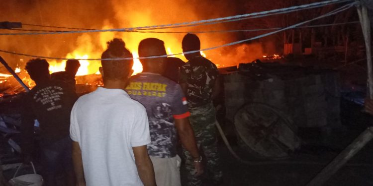 Respons Cepat Polsek Karas bersama Koramil dan Warga Padamkan Kebakaran di Kampung Malakuli