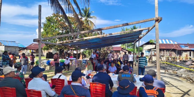 Polsek Karas Kawal Penyaluran Bansos Korban Kebakaran Kampung Malakuli