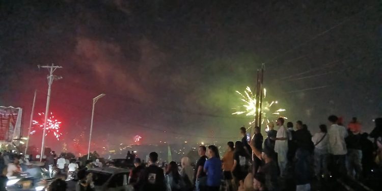 Kemeriahan Malam Pergantian Tahun, Masyarakat Antusias Saksikan Pesta Kembang Api dari Bukit Doa