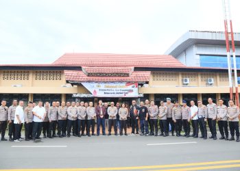 Kapolda Papua Barat Melepas Keberangkatan Wakapolda Kalteng dan Mantan Dirkrimsus 