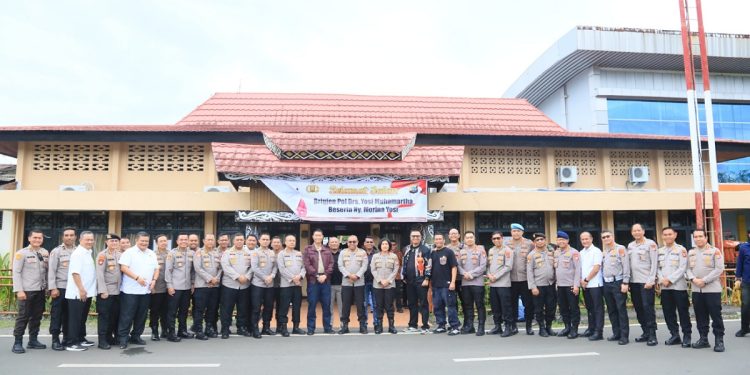 Kapolda Papua Barat Melepas Keberangkatan Wakapolda Kalteng dan Mantan Dirkrimsus 