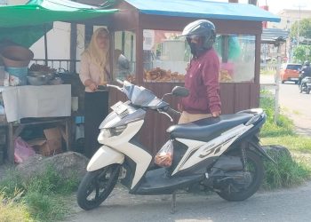 Penuhi Kebutuhan Hidup, Mama Ichat dan Suaminya Berjualan Gorengan