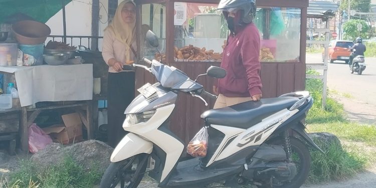 Penuhi Kebutuhan Hidup, Mama Ichat dan Suaminya Berjualan Gorengan