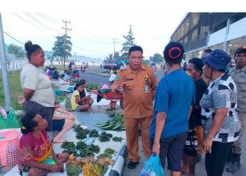 8 Anggota TNI Sementara Jaga Keamanan di Pasar Sanggeng