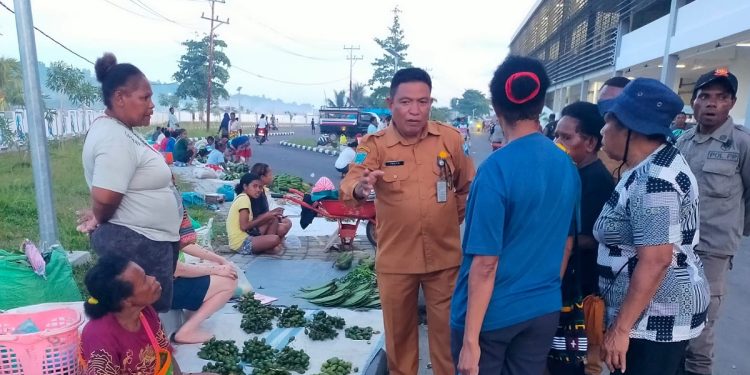 8 Anggota TNI Sementara Jaga Keamanan di Pasar Sanggeng