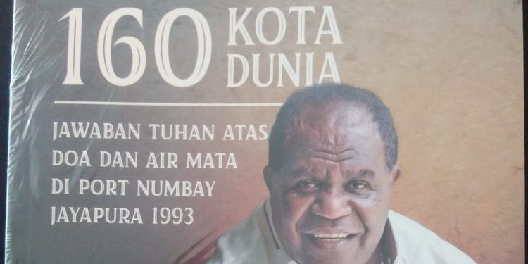 Hasil Lelang Dua Buku yang Mengisahkan Perjalanan Hidup Johny Kamuru Disumbangkan