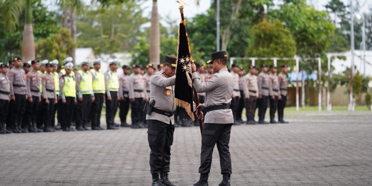 ‎Polda Papua Barat Gelar Parade Penyambutan Kapolda Baru, Penyerahan Pataka, dan Pelepasan Kapolda Lama‎‎