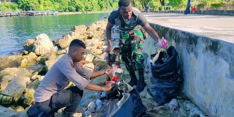 Gotong Royong Jadi Kekuatan, Fakfak Bersatu Bersihkan Pesisir dan Pasar