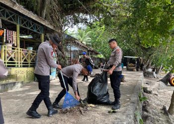 Ditpolairud Polda Papua Barat Bersama Komunitas dan Warga Gelar Aksi Bersih Pantai Pasir Putih