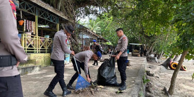 Ditpolairud Polda Papua Barat Bersama Komunitas dan Warga Gelar Aksi Bersih Pantai Pasir Putih