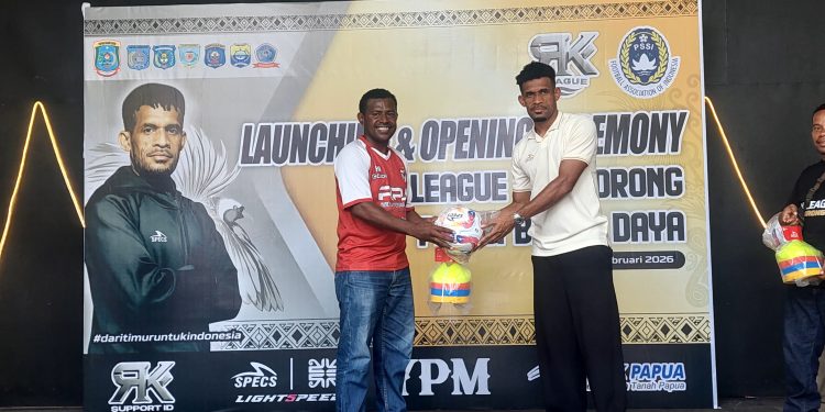 Ricky Kambuaya Identifikasi Bakat Pesepakbola Muda Papua Lewat Ajang RK U-17 League