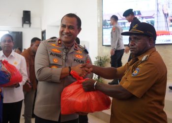 Kunker ke Distrik Moskona, Kapolda Papua Barat Berikan Tali Asih Kepada Pengungsi Distrik Moskona