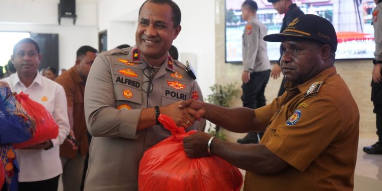 Kunker ke Distrik Moskona, Kapolda Papua Barat Berikan Tali Asih Kepada Pengungsi Distrik Moskona
