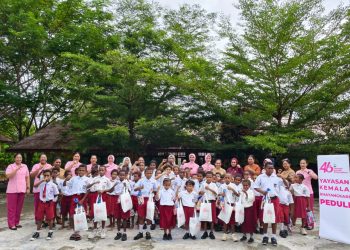 Dukung Kualitas Pendidikan, Polresta Manokwari Bersama Bhayangkari Bantu Alat Tulis dan sembako di SD Negeri 56 Bremi
