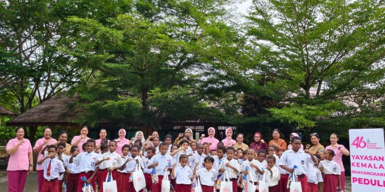 Dukung Kualitas Pendidikan, Polresta Manokwari Bersama Bhayangkari Bantu Alat Tulis dan sembako di SD Negeri 56 Bremi