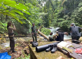 Pengamanan Terpadu TNI–Polri Sukses Kawal Perbaikan Enam Titik Pipa Air di Kampung Air Besar