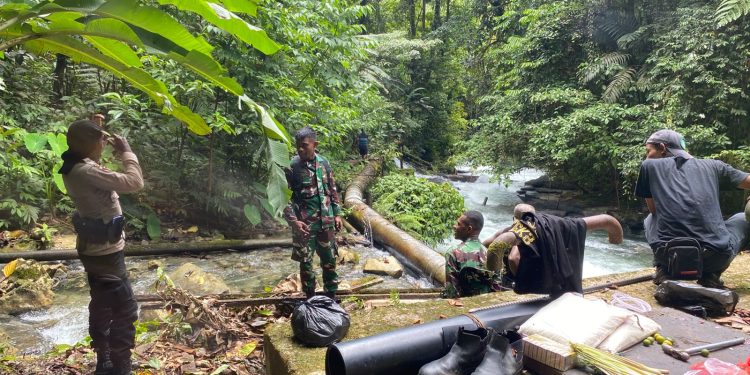 Pengamanan Terpadu TNI–Polri Sukses Kawal Perbaikan Enam Titik Pipa Air di Kampung Air Besar