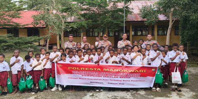 Dorong Semangat Belajar, Polresta Manokwari Bersama Bhayangkari Cabang Kota Manokwari Berikan Bantuan Alat Tulis dan Sembako di SD Negeri 56 Bremi