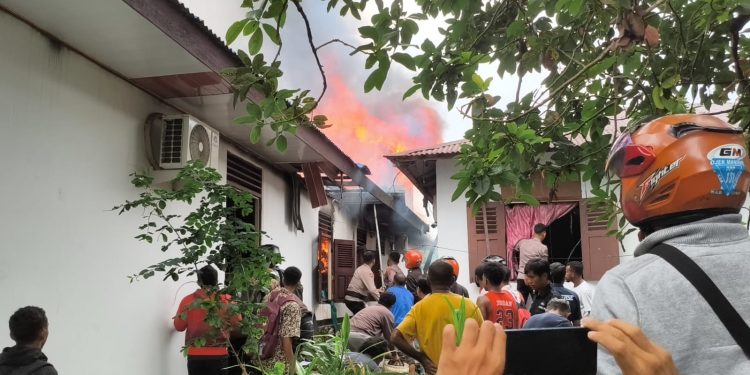 Polres Fakfak Sigap Tangani Kebakaran di Fakfak Utara, Pastikan Keselamatan Warga Prioritas Utama