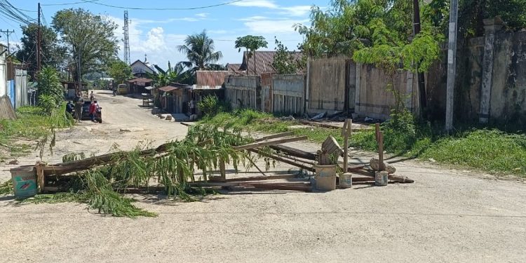 Protes Aktivitas Galian C, Warga Malanu Palang Jalan F. Kalasuat