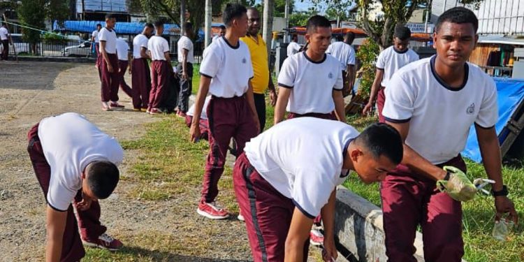 Dukung Gerakan Indonesia Asri, Polda PBD  Gelar Giat Kebersihan di Alun -Alun Aimas