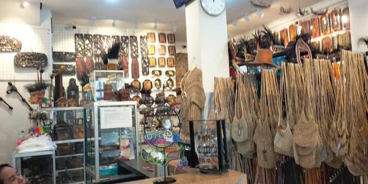 Toko Lio Art Papua Sediakan Aksesoris dan Souvenir Ciri Khas Papua