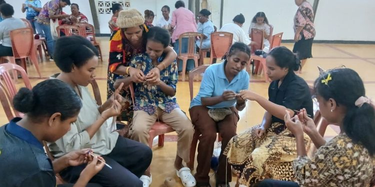 Puspadaya Unipa Adakan Pelatihan Merajut Noken