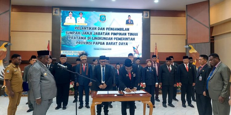 Lantik 21 Pejabat Tinggi Pratama, Gubernur Elisa Kambu Tegaskan Jabatan Bukan Balas Budi