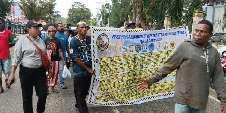 Kontraktor OAP Kembali Gelar Aksi di Depan Kantor Gubernur, Tuntut Transparansi Pembagian Proyek