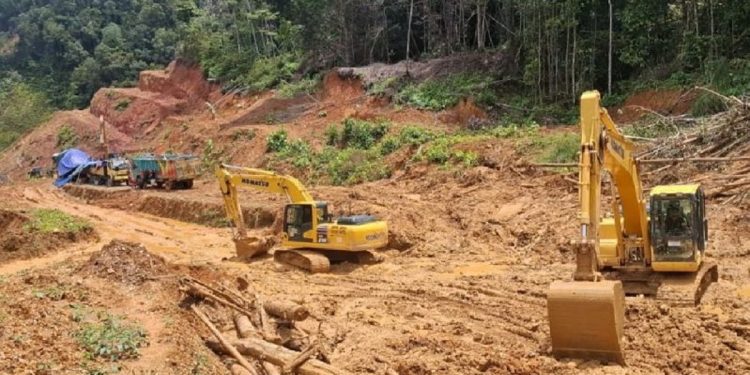 103 Kendaraan Terjebak Longsor di Trans Papua Ruas Jayapura-Wamena
