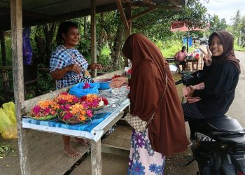 Ziarah di Bulan Puasa, Penjualan Bunga Tabur di Kompleks Wamena Km.10 Kota Sorong Meningkat