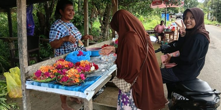 Ziarah di Bulan Puasa, Penjualan Bunga Tabur di Kompleks Wamena Km.10 Kota Sorong Meningkat