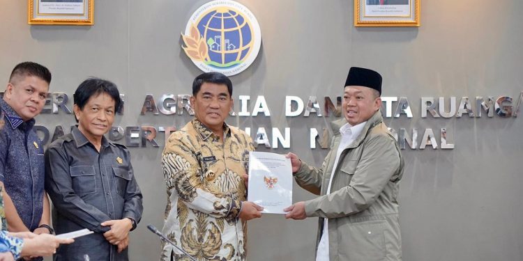 Serahkan Persub RTRW kepada Gubernur Sulut, Menteri Nusron Minta RTRW Provinsi Jadi Acuan Penyusunan RTRW Kabupaten/Kota