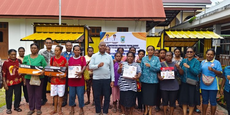 Pemprov Papua Barat Beri Bantuan Kontainer Booth untuk 25 UKM