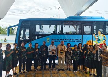 Pemprov Papua Barat Serahkan Bantuan Bus Untuk SMA Keberbakatan Olahraga