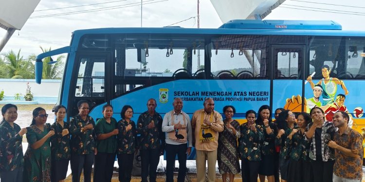 Pemprov Papua Barat Serahkan Bantuan Bus Untuk SMA Keberbakatan Olahraga
