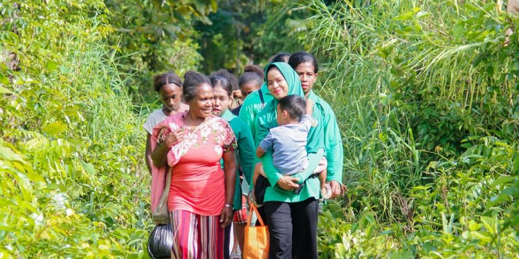 Persit KCK Bantu TMMD, Masak Bersama dan Bagikan Makanan ke Warga Kampung Sisir